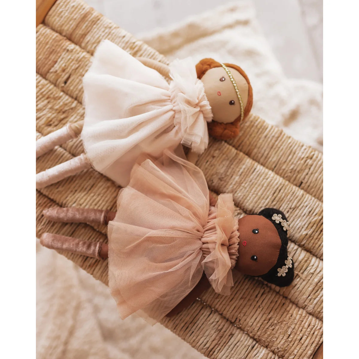 Zwei handgefertigte Puppen in weißen und rosa Tüllkleidern von Puppe Dollies Lilly Toots