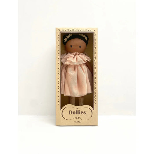 Handgefertigte Puppe Dollies von Mrs Ertha in leicht pinkem Kleid und Kopfschmuck