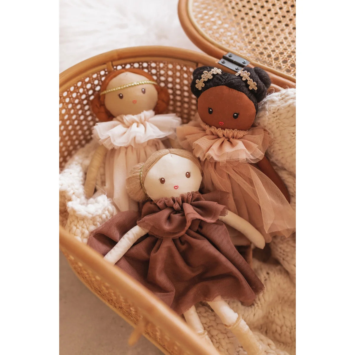 Drei handgefertigten Puppen in Rüschenkleidern von Puppe Dollies | Sugar Bee