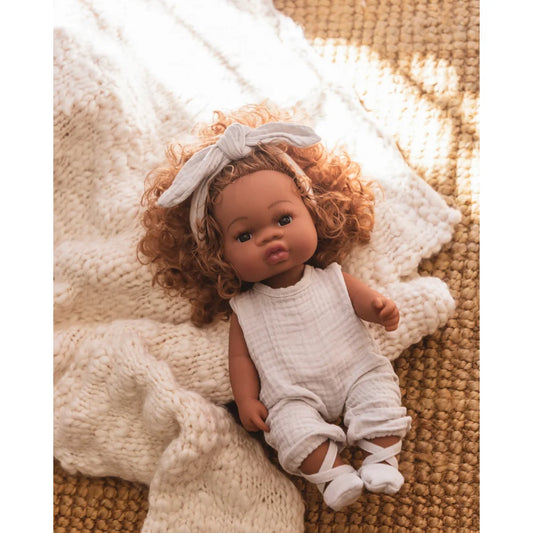 Baby-Puppe Loreta mit lockigem Haar, weißem Outfit und Haarband