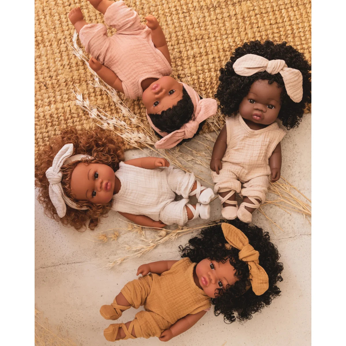 Vielfältige Baby-Puppen mit unterschiedlichen Hauttönen und Frisuren auf Textur