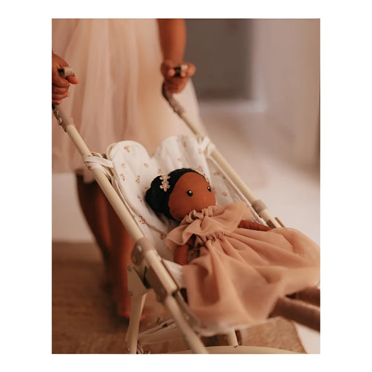 Puppe mit dunkler Hautfarbe in Pfirsichkleid in Puppenwagen Flower Buds