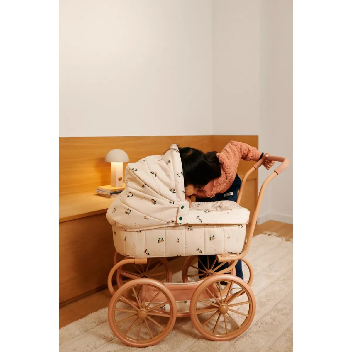 Vintage Babywagen mit quilted Bassinet und Holzrädern in Puppenwangen Adaline Design
