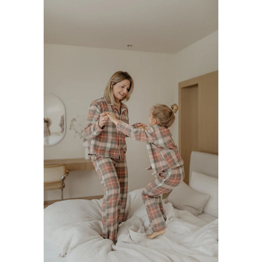 Kinder Flanell Pyjama-Set mit rot-grün kariert und warmen Brauntönen