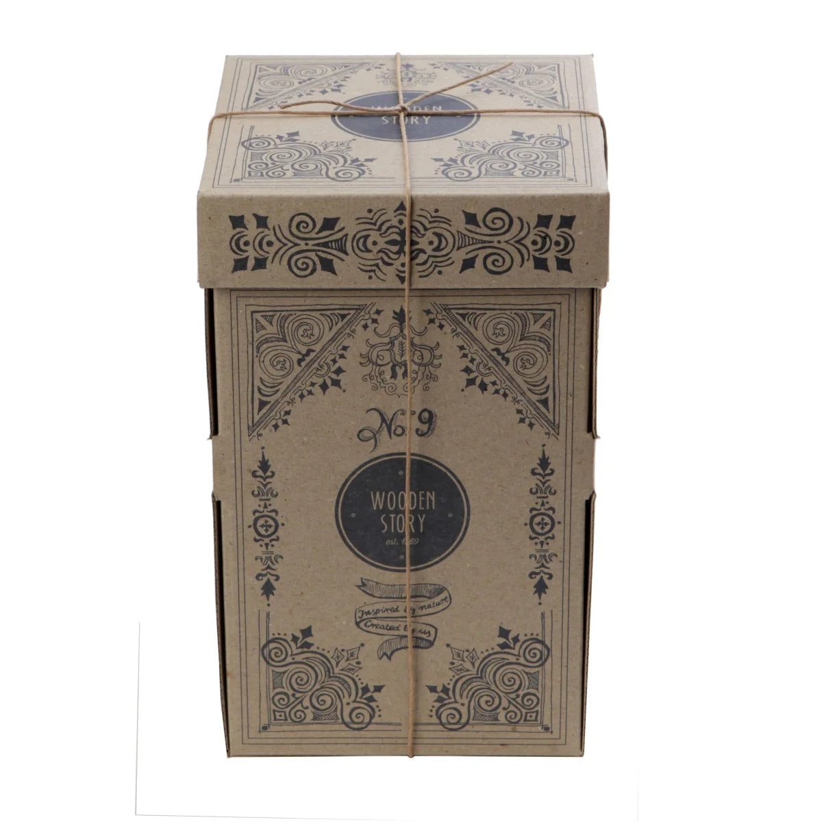 Ein rustikaler beiger karton mit schwarzen und dunkelblauen ornamenten und wooden story branding für nachhaltige babykleidung schweiz