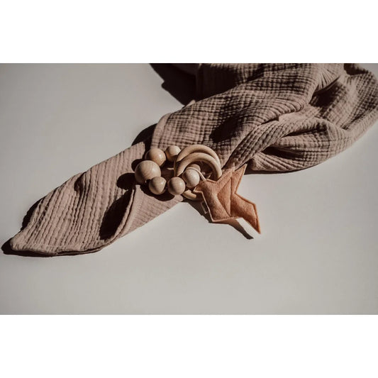 Beige Musselintuch mit Holz-Flugzeug Beißspielzeug Rassel Vogel Blush