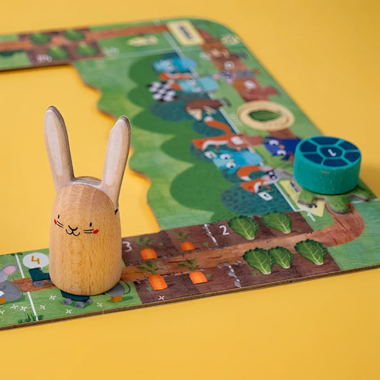 Niedliches helles Holzhäschen aus Ready Steady Go Game mit roten Wangen