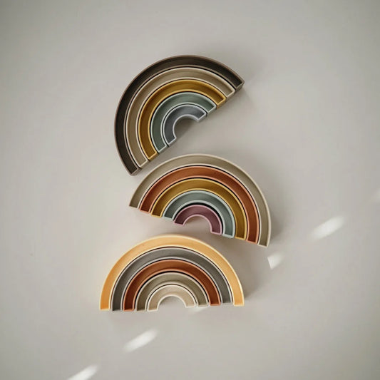 Drei dekorative Regenbogen-Objekte in erdigen Farben für den Regenbogen Stapelturm