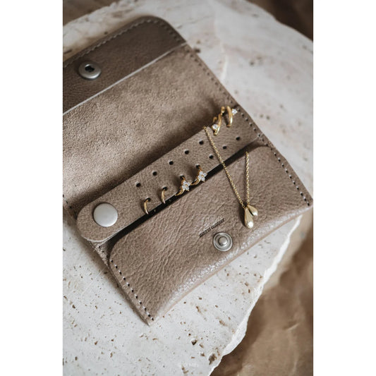 Beiges Leder-Reiseschmuck Etui Gemelia mit Goldklappen