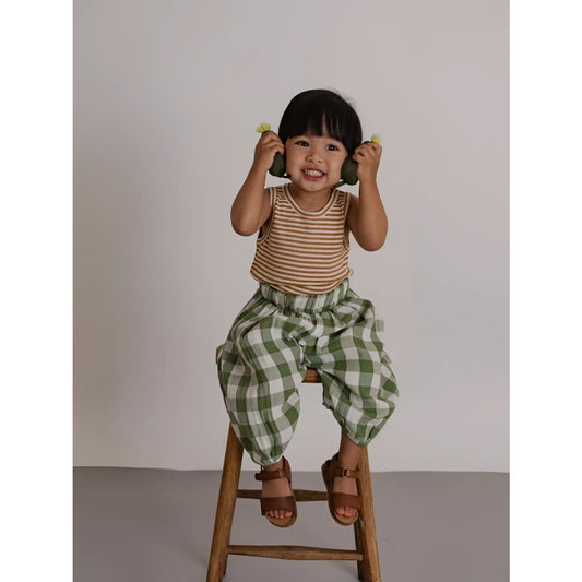 Kind auf Rückseite von Dill Gingham Resort Pants in Karo-Hose und Streifen-Top