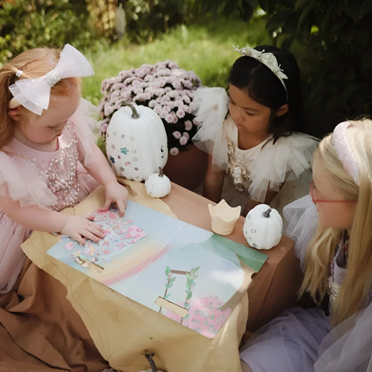 Wiederverwendbarer sticker set feen mit weißen dekorativen kürbissen und glitzerverzierung neben einem kleinen kürbis