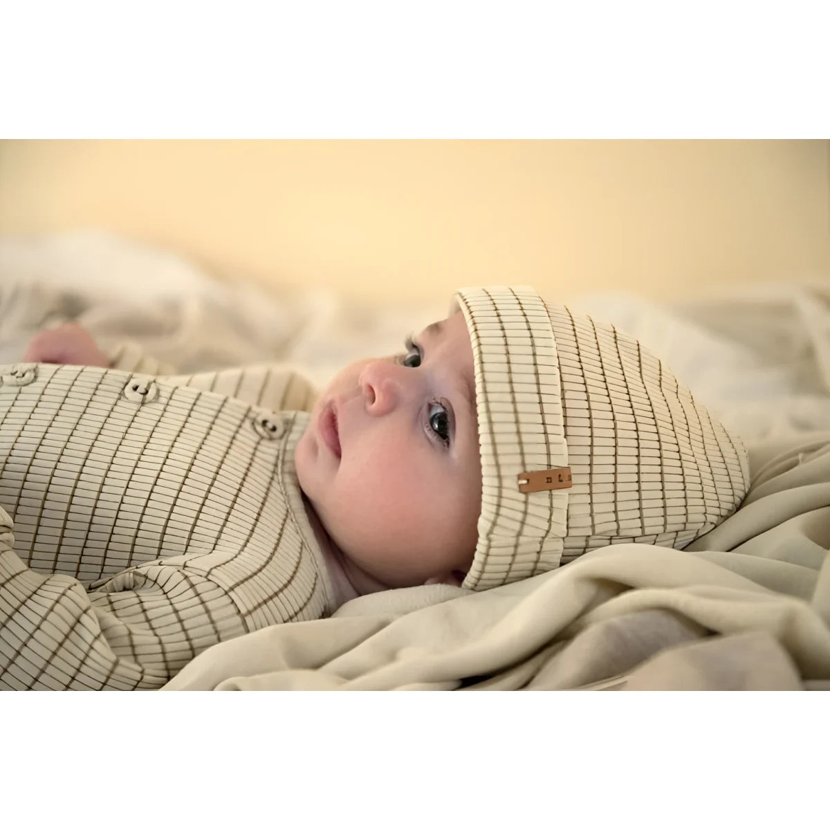 Weicher Strickbeanie in Creme mit grünem Gittermuster aus GOTS-zertifizierter Bio-Baumwolle für empfindliche Köpfchen, Nixnut Newbie Rib Beanie Biscuit