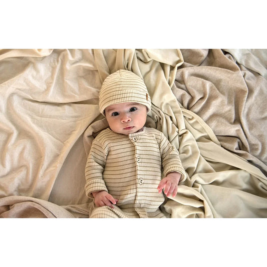 Gestreifter Babyanzug mit passendem Hut im Produkt Rib Onesie von Biscuit Stripe