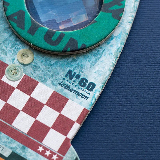 Teal kreisförmiger Rocket Bee Eye-Button mit schwarzer Schrift auf rot-weiß kariertem Patchwork