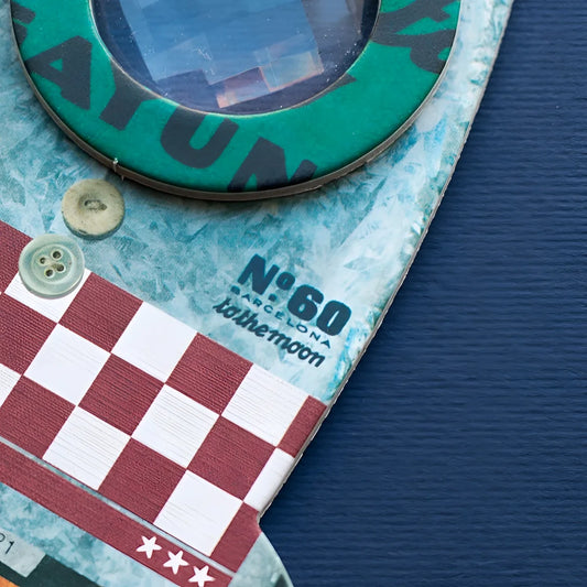 Teal kreisförmiger Rocket Bee Eye-Button mit schwarzer Schrift auf rot-weiß kariertem Patchwork