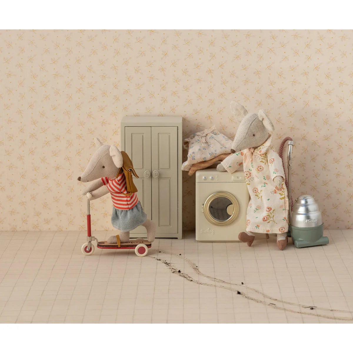 Roller Maus Rot: Mini-Maus in rot-weiß gestreiftem Shirt auf Roller