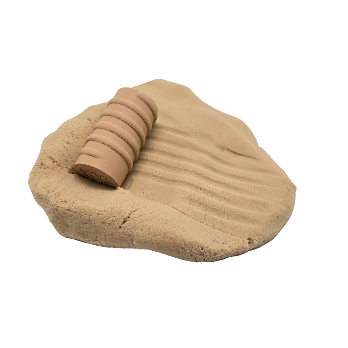 Tannfarbener Mini-Roller mit Rillen auf flachgedrücktem Tonknete für Bastelarbeiten