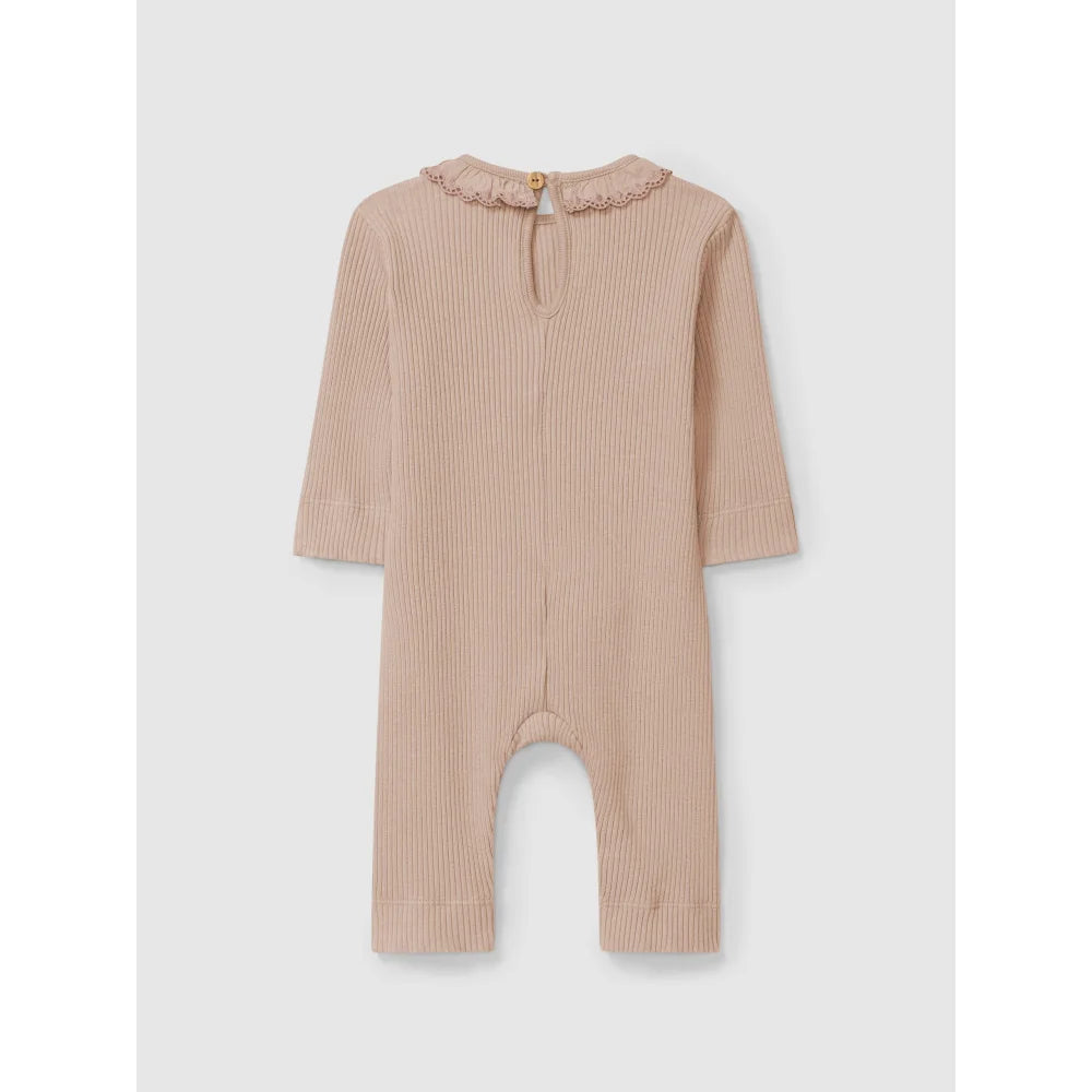 Langärmliger, gerippter, hellbrauner Baby-Romper mit Rüschenkragen und Knopfverschluss am Nacken