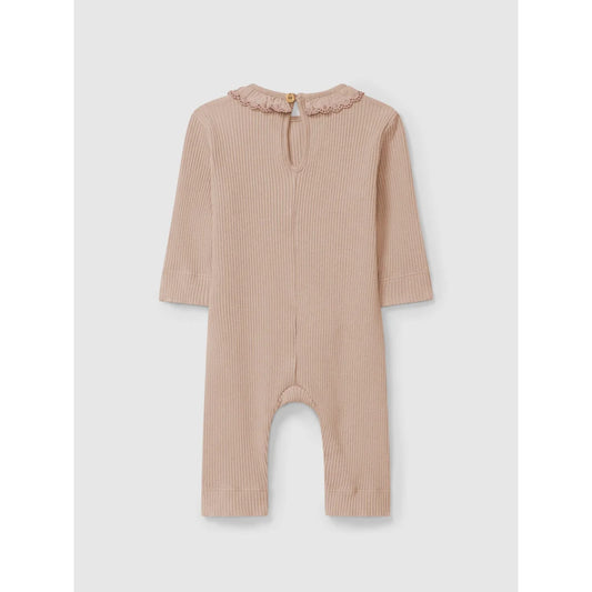 Langärmliger, gerippter, hellbrauner Baby-Romper mit Rüschenkragen und Knopfverschluss am Nacken