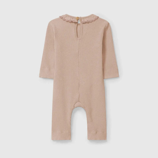 Langärmliger, gerippter, hellbrauner Baby-Romper mit Rüschenkragen und Knopfverschluss am Nacken