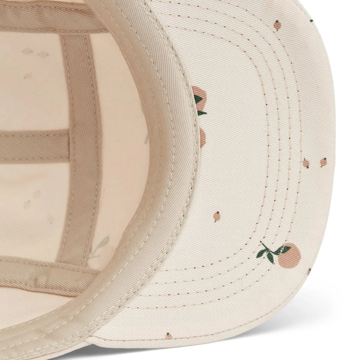Weißer Baseballhut mit kleinen bestickten Pfirsichmotiven im Rory Cap | Peach Sea Shell
