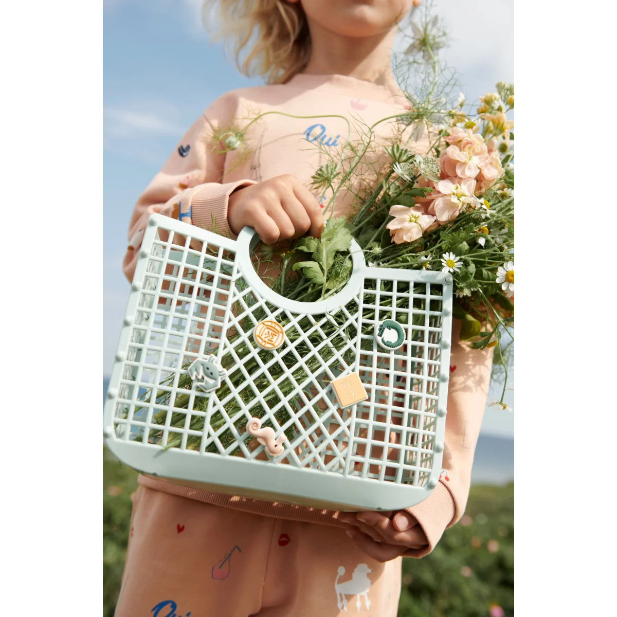 Mintgrüner plastischer Lattchenkorb mit frischen Blumen für Samantha Korb mit Anhängern