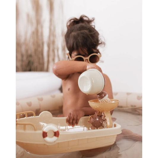 Kind spielt mit Spielzeugboot in der Badewanne von Sandspielzeug Schiff All aboard