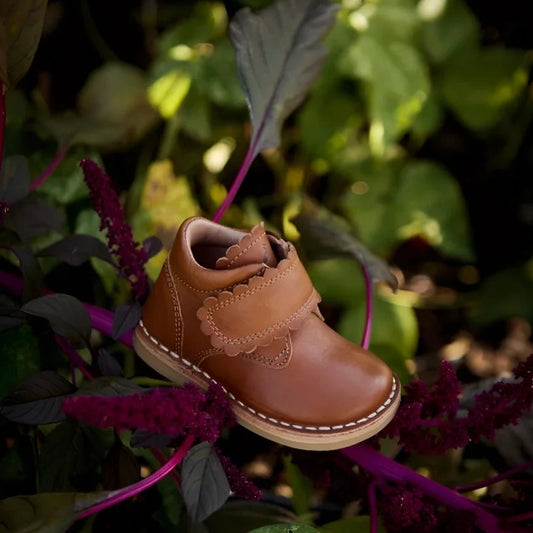 Scallop Velcro Boot Cognac: Desert Boot aus pflanzlich gegerbtem Wildleder