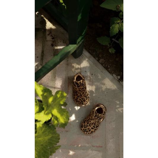 Niedliche Leopard Scallop Velcro Desert Boot aus pflanzlich gegerbtem Wildleder