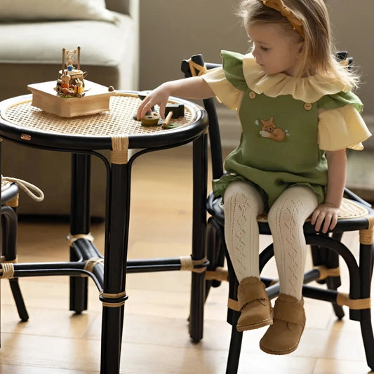 Kleines Mädchen in Grün-Gelb-Kleid mit Fuchs, Sahara Suede Desert Boot