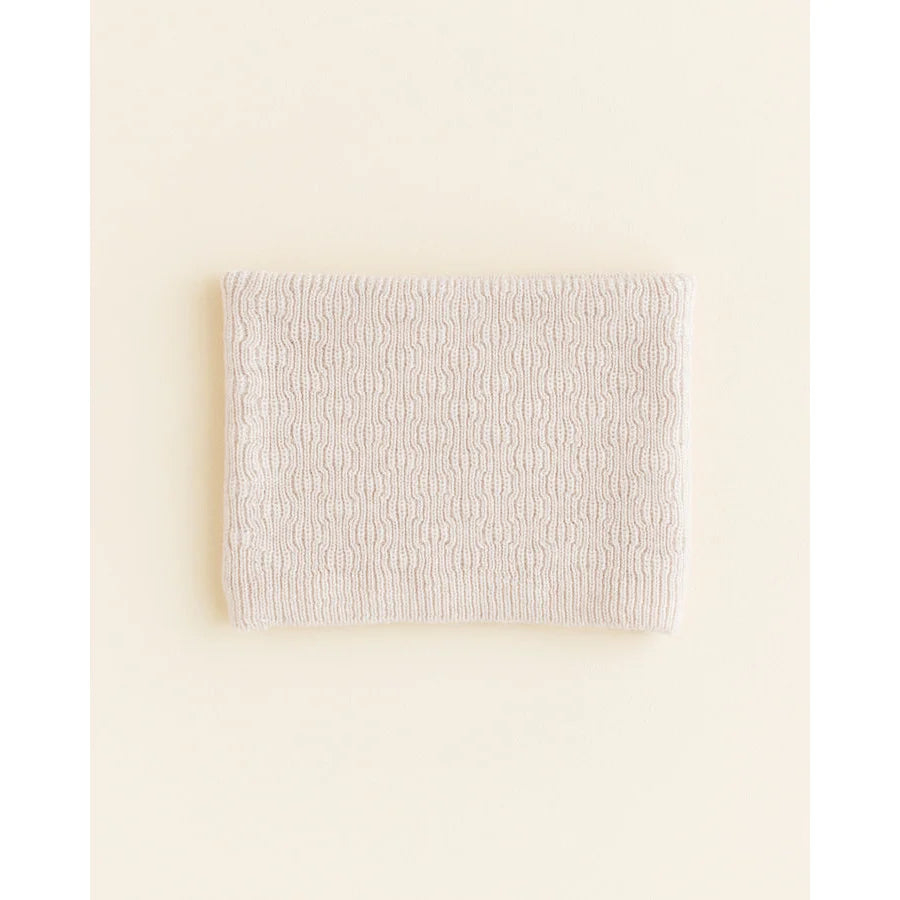 Texturiertes weißes Gewebe mit subtilem Muster des Schal Gigi in Cremefarbe