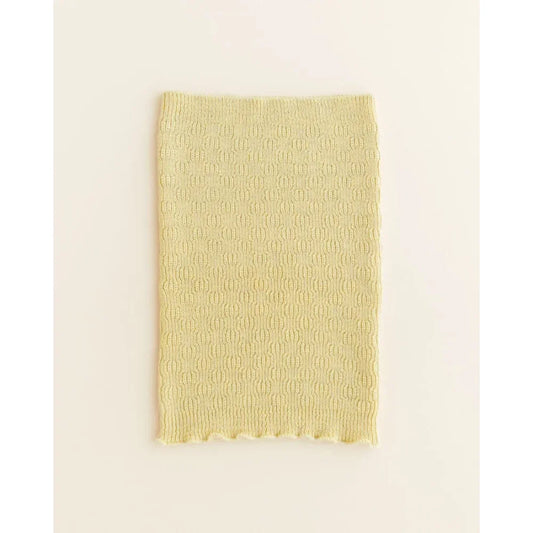 Pale yellow knitted swatch with textured pattern and scalloped edge for Schal Gigi