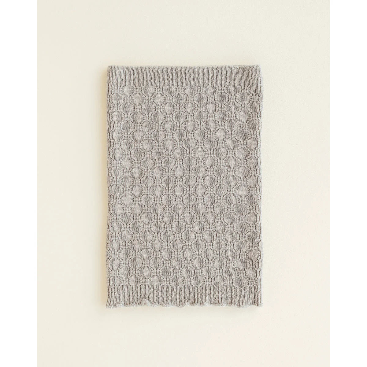 Leichter grauer, rechteckiger, strukturierter Strickstoff vom Schal Gigi Pebble