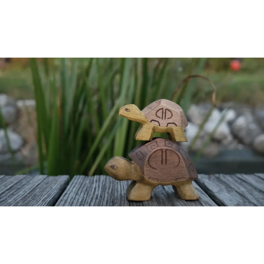 Zwei aus Holz gefertigte Schildkröten gestapelt auf einem Produkt namens Schildkröte
