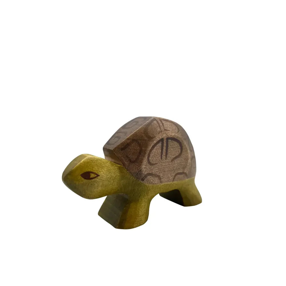 Handgeschnitzte Schildkröte aus Holz mit braunem Panzer und grünem Körper