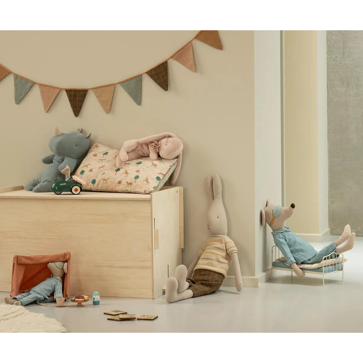 Kleiner schlafender Plüschhase in Beige mit Streifenhemd und Hose