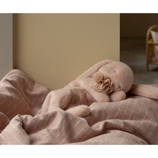 Weicher rosafarbener Plüschhase Schlafender Hase Klein Powder mit langem Ohren und Blütenhalskette