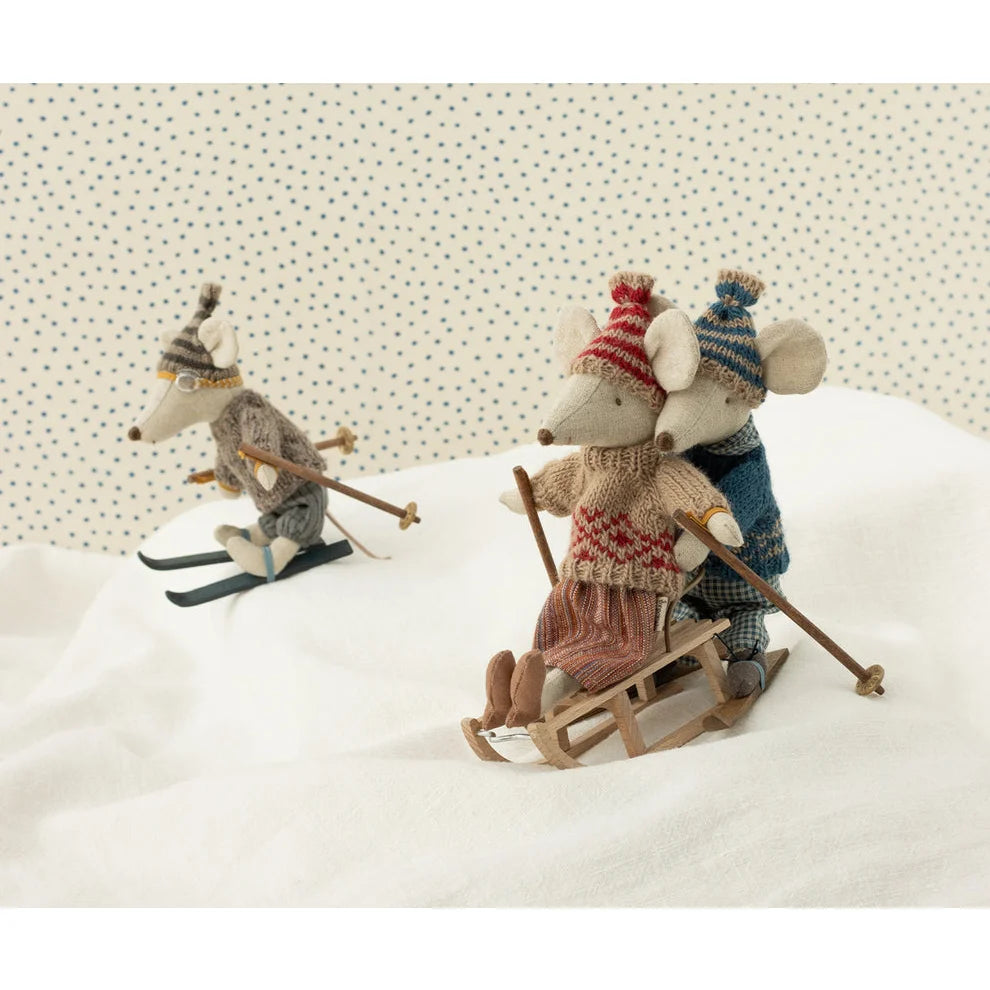 Gestopfte Spielzeugmäuse bei Winteraktivitäten wie Skifahren und Rodeln