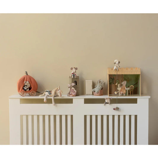 Weißer Schlosssaal-Radiatorenabdeckung mit Deko-Objekten