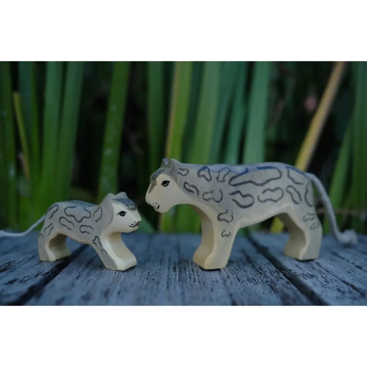 Zwei geschnitzte Holz-Schneeleoparden Figuren im Produkt Schneeleopard klein