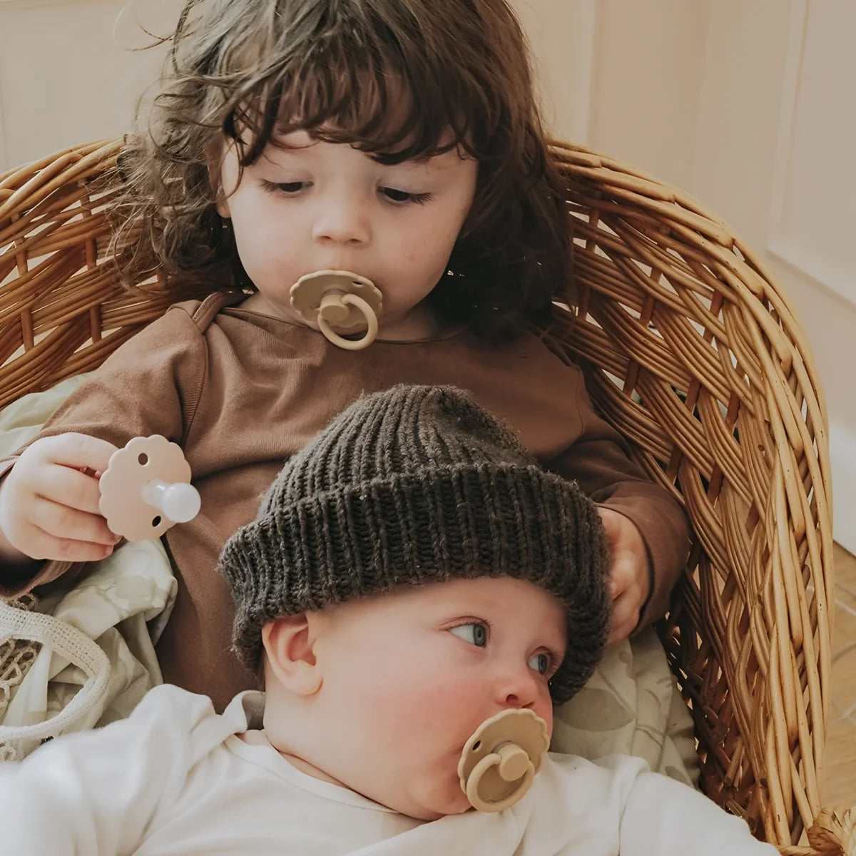 Dunkelgrüne gestrickte beanie mütze als nachhaltige babykleidung schweiz geschenk für neugeborene