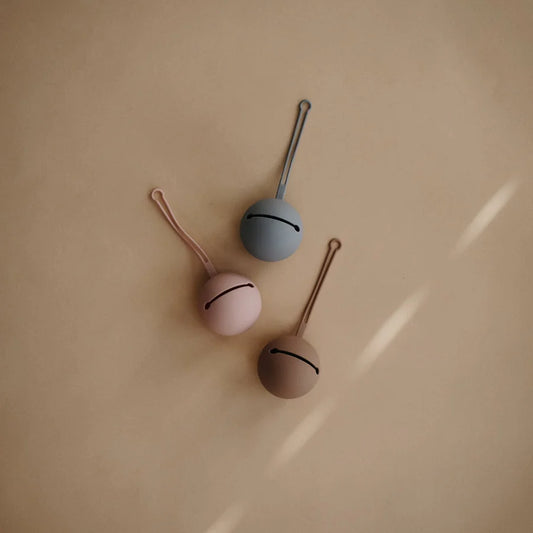 Drei pastellfarbene Silikon-Schnuller mit Griffen im Schnuller Etui Mauve