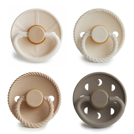 Set von vier Schnullern in verschiedenen Designs und Farben für Babys bis 6 Monate