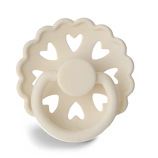 Weißer Keramik-Rosette mit herzförmigen Ausschnitten im Produkt Schneeflocken Traum