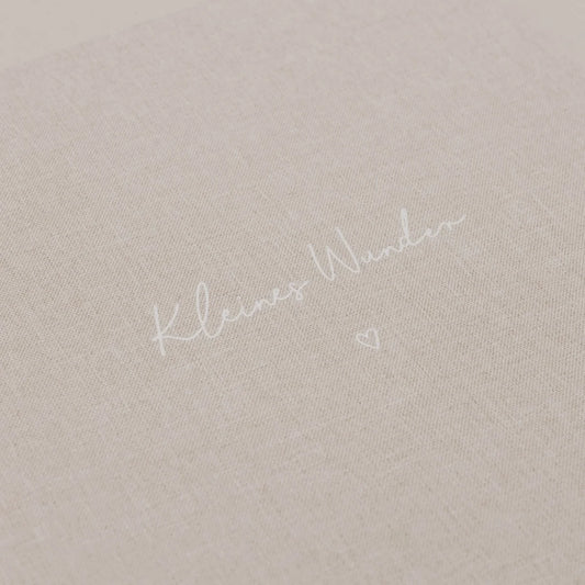 Beige Leinenstoff mit weißer Stickerei kleines Wunder und Kännchen Herz