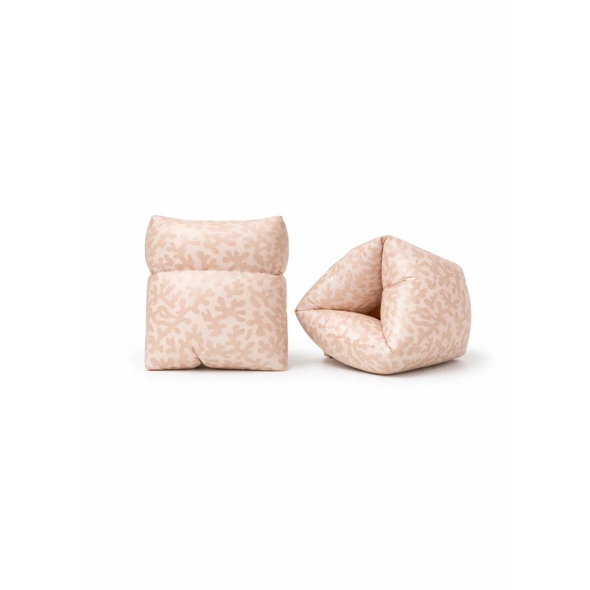 Beige gequiltetes kissen mit floralem muster aus weichem stoff ideal für ökologische baby- & kinderprodukte