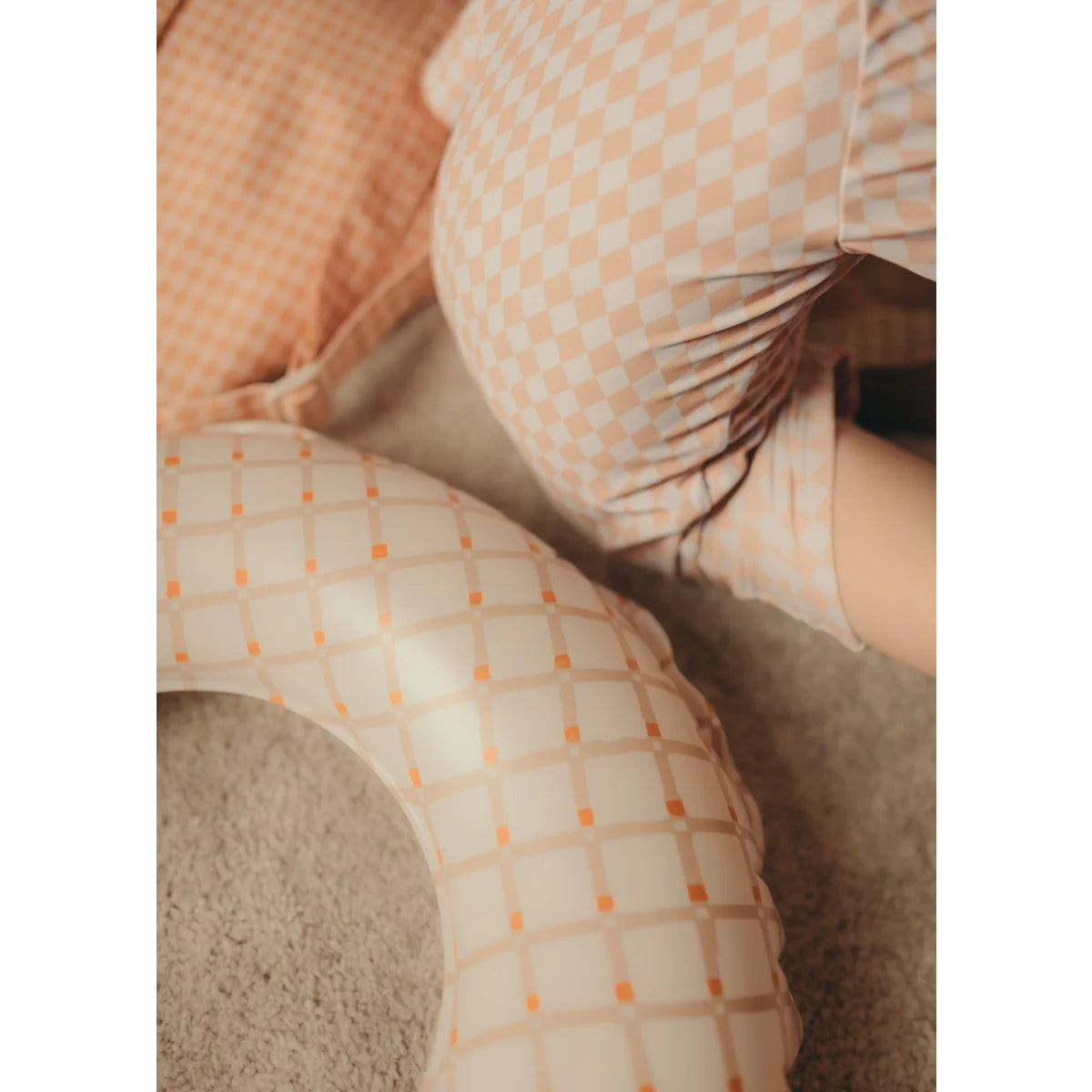 Pfirsich- und Creme-gechecktes Stillkissen aus der Kollektion Schwimmring | Organic Squares