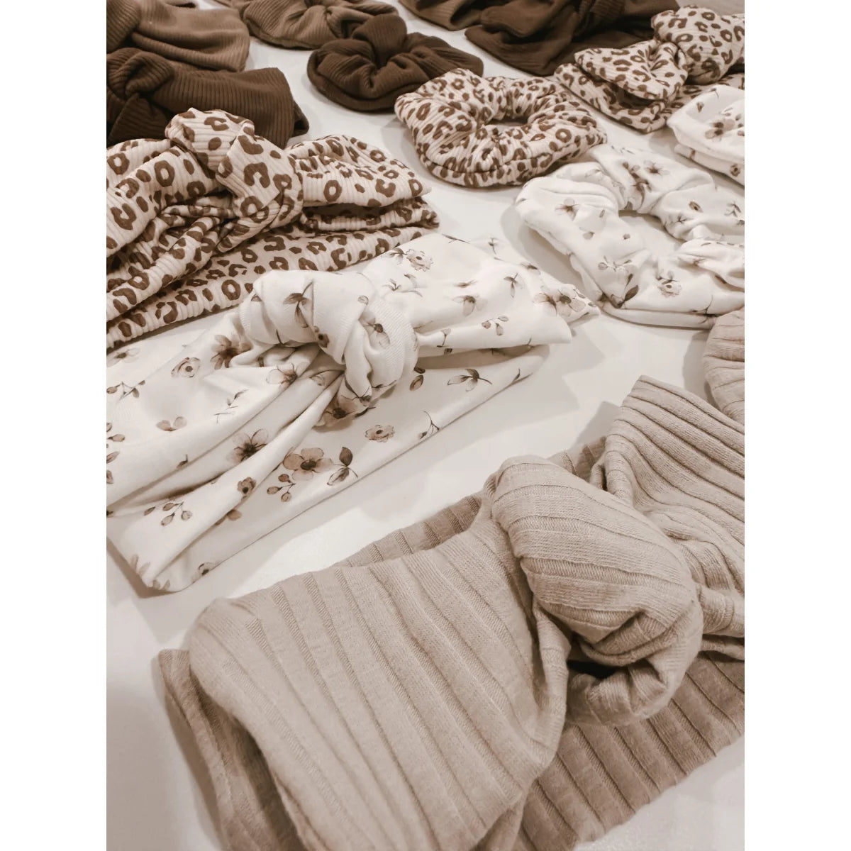 Verschiedene geknotete Haarbänder in einem Produkt namens Headband