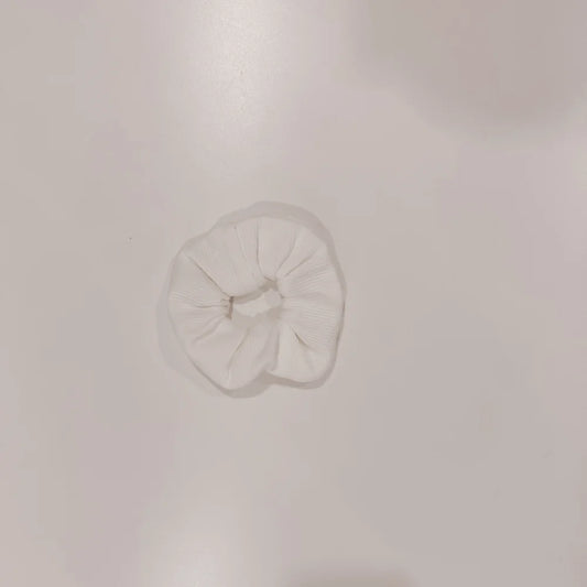 Weiße plissierte Duschhaube aus der Scrunchie-Kollektion für stilvolles Haarstyling