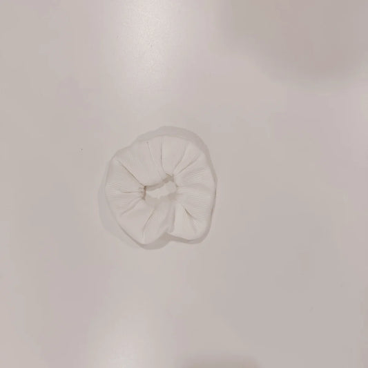 Weiße plissierte Duschhaube aus der Scrunchie-Kollektion für stilvolles Haarstyling